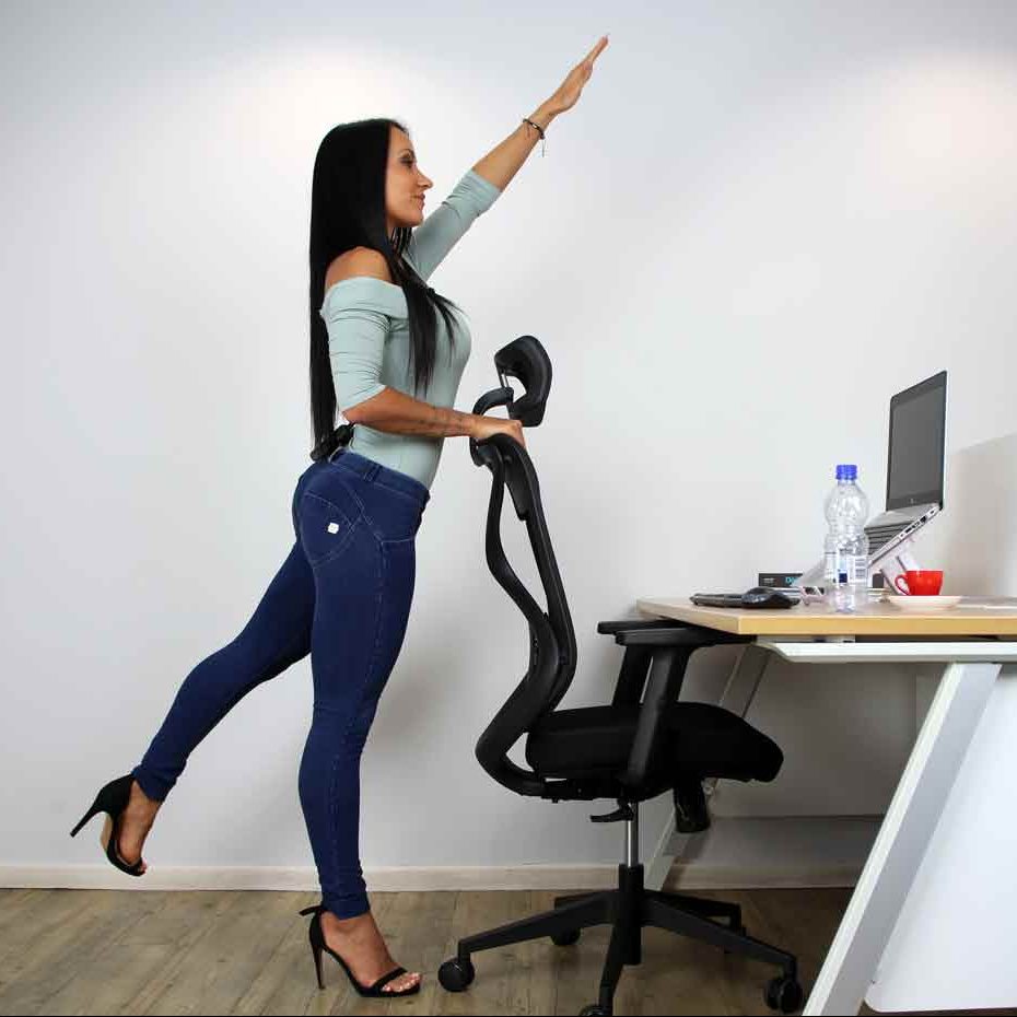 Ergonomische werkruimte met praktische oefeningen voor kantoorwerkers